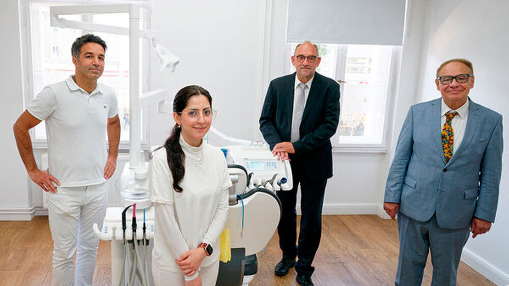Die Auszubildende Nour floh 2015 aus Damaskus und geht beim Praxisbesuch in den Austausch mit dem Vorsitzenden des Vorstands der Bundesagentur für Arbeit, Detlef Scheele (Mitte) und dem Präsidenten des Bundesverbands der Freien Berufe, Prof. Dr. Wolfgan