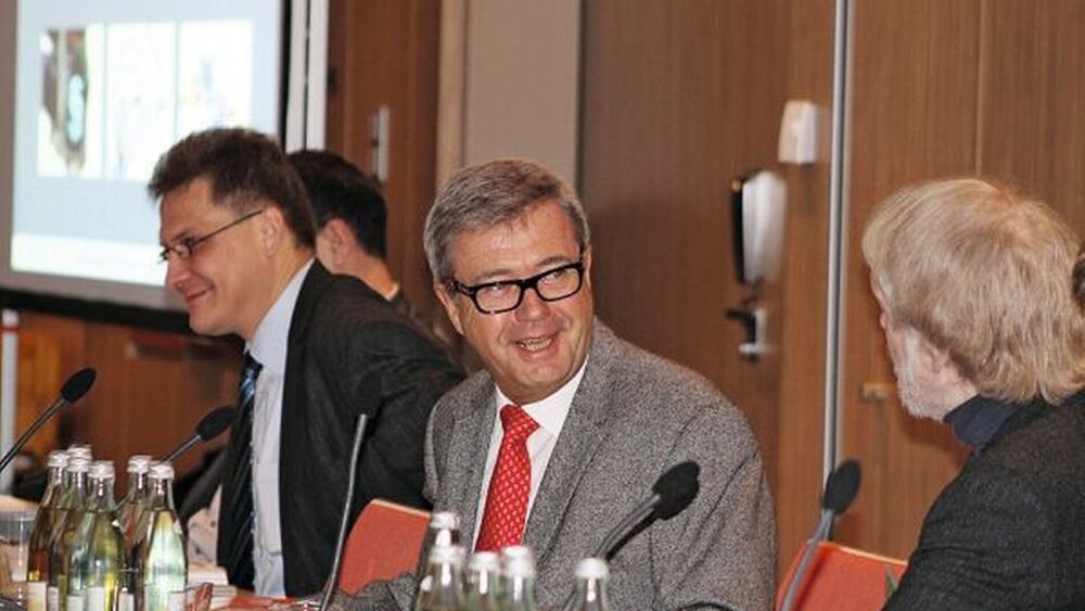 ... die mit Motivation moderiert wurde: (v.l.n.r.) Roul Rommeiß, Justiziar der KZV Thüringen, Dr. Wolfgang Eßer, stellvertretender Vorstandsvorsitzender der KZBV, Dr. Thomas Muschallik, KZBV-Justiziar. |
