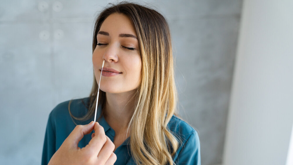 Doctor laboratory assistant in protective suit takes swab from nose of sick patient at home. Damit Apotheken die Vierfachtests an Kunden abgeben dürfen, plant das Bundesministerium für Gesundheit (BMG) eine Anpassung der Medizinprodukte-Abgabeverordnung (MPAV).