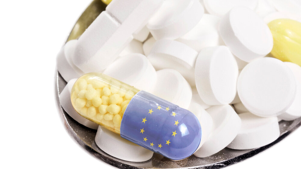 Arzneimittel EU Pillen auf Löffel EU-Flagge Arzneimittel EU Pillen auf Löffel EU-Flagge