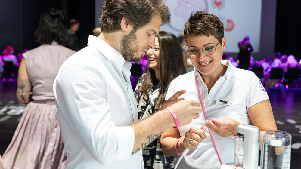 Hands-on: An den GBT-Stationen konnten Summit-Besucher den AIRFLOW Prophylaxis Master unter fachkundiger Anleitung selbst ausprobieren.