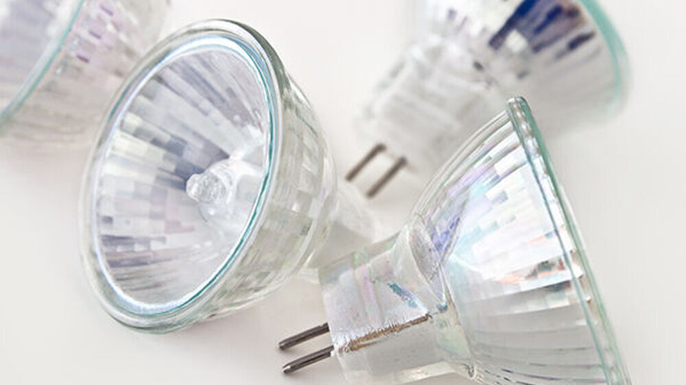 Solche Halogenstrahler dürfen in der EU seit dem 1. September 2018 nicht mehr verkauft werden. Die Verwendung betrifft das nicht, genausowenig wie die von Halogenlampen zur Polymerisation von Kompositfüllungen.