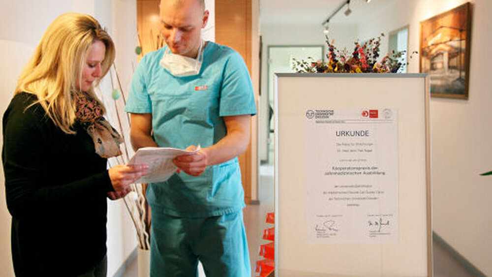 Mit dieser Urkunde können die kooperierenden Ausbildungspraxen ihre Patienten darauf aufmerksam machen, dass hier „Newcomer“ am Start sind. |