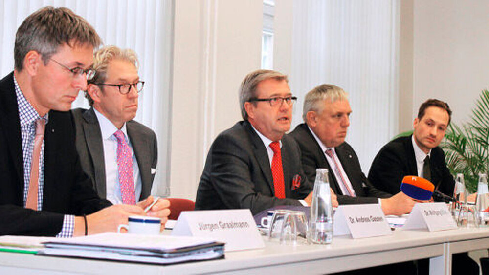 Kassen- und Ärztevertreter standen bei der Pressekonferenz Rede und Antwort, darunter auch der KZBV-Vorsitzende Dr. Wolfgang Eßer (Mitte), rechts daneben der Patientenbeauftragte. |
