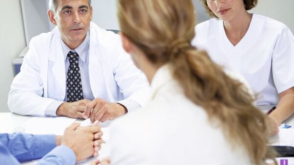 Im Team werden Fehler gemeinsam besprochen. Dabei ist die Frage „Was ist schuld?“, wichtiger als „Wer ist schuld?“