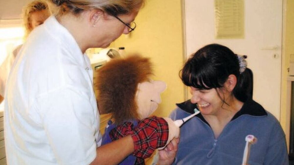 Zur Verbesserung der Zahn- und Mundgesundheit von Menschen mit Behinderung sind neben reglmäßigen Instruktionen zur Zahnpflege auch lebenslange zahnmedizinische Prophylaxemaßnahmen notwendig.