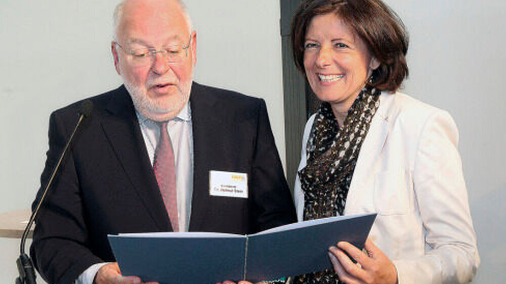Sanitätsrat Dr. Helmut Stein verlieh Ministerpräsidentin Malu Dreyer die Ehrenmedaille der LAGZ. | Sanitätsrat Dr. Helmut Stein verlieh Ministerpräsidentin Malu Dreyer die Ehrenmedaille der LAGZ. |