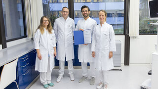 PD Dr. Angelika Rauch, Dr. Johann Wulff, Prof. Dr. Sebastian Hahnel und Dr. Cordula Merle (v.re.) freuen sich über die Auszeichnung mit dem Alex-Motsch-Preis.