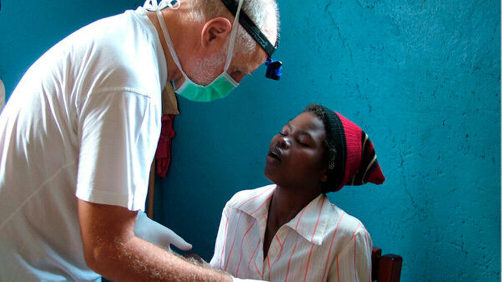 Zahnärztlicher Hilfseinsatz in Kenia: Nach der Hypnose konnte bei der ängstlichen Patientin ein Zahn extrahiert werden.