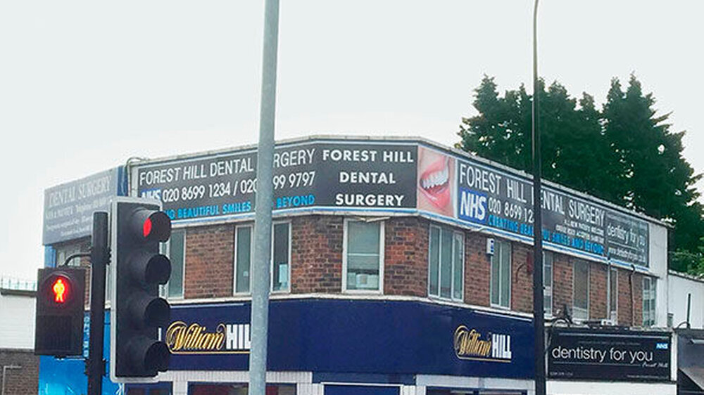 So sieht Praxiswerbung in Großbritannien aus, wenn direkt gegenüber eine Dentalkette operiert.\r\n\r\n