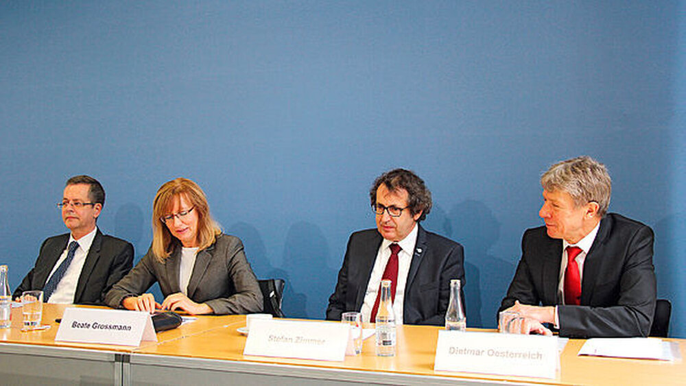 Zur Auftaktpressekonferenz am 20. September in Berlin wurden Mythen vorgestellt, enttarnt und gegen Fakten ersetzt. Das Fazit der Teilnehmer Dr. Michael Kleinebrinker, Dr. Beate Grossmann, Prof. Dr. Stefan Zimmer und Prof. Dr. Dietmar Oesterreich (v.l.n.r.): Seit mehr als 25 Jahren trage der Tag der Zahngesundheit mit seinen bundesweit tausenden Veranstaltungen dazu bei, Fakten und Botschaften rund um die Mundgesundheit kraftvoll zu verstärken. |