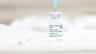 Durchstechflasche des COVID-impfstoffs AstraZeneca mit Spritze