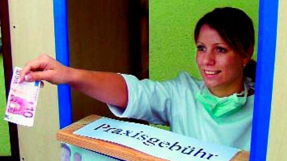 Ein Kassenhäuschen für den „Gesundheits- Zirkus“: Mit einer außergewöhnlichen Aktion brachte eine Zahnarztpraxis im hessischen Romrod ihre Patienten über das „Krankenkassen- Notopfer“ zum Nachdenken.