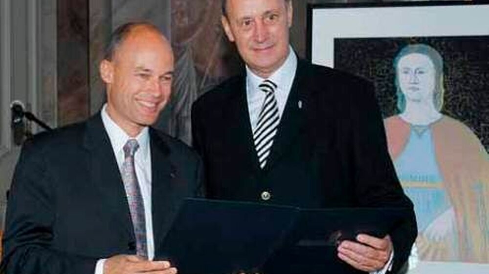 Der Preisträger, Prof. Dr. Bertrand Piccard (l.) nahm die Auszeichnung von Kammerpräsident Dr. Walter Dieckhoff entgegen.
