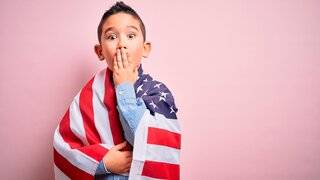 Junge mit US-Flagge
