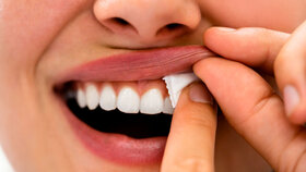 Frau verwendet Nikotinbeutel