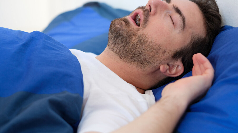 Bisher wird bei der Diagnose Schlafapnoe zumeist eine CPAP-Therapie über eine Maske verordnet, wodurch der im Schlaf kollabierende Rachen aufgedehnt wird. Viele Betroffene empfinden die Nutzung dieser Geräte jedoch als unkomfortabel oder kommen damit ni