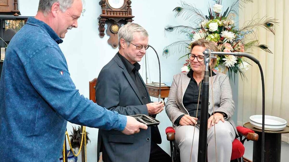\r\nKulturstaatsministerin Barbara Klepsch hat in einem historischen Zahnarztstuhl Platz genommen und lässt sich von Museumsleiter Andreas Haesler (l.) und dem Präsidenten der sächsischen Landeszahnärztekammer, Dr. Thomas Breyer, Instrumente erklären