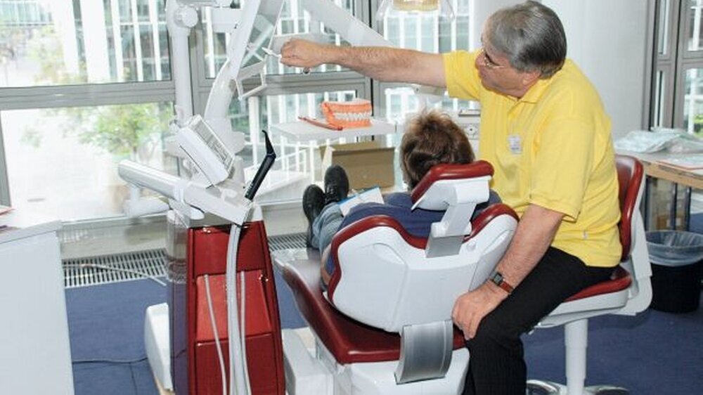 Dr. Herbert Michel (oben) und Dr. Carsten Oberg (unten) untersuchen die Teilnehmer der Aktion. An zwei Tagen kamen insgesamt 365 Mitarbeiter von BMW.
