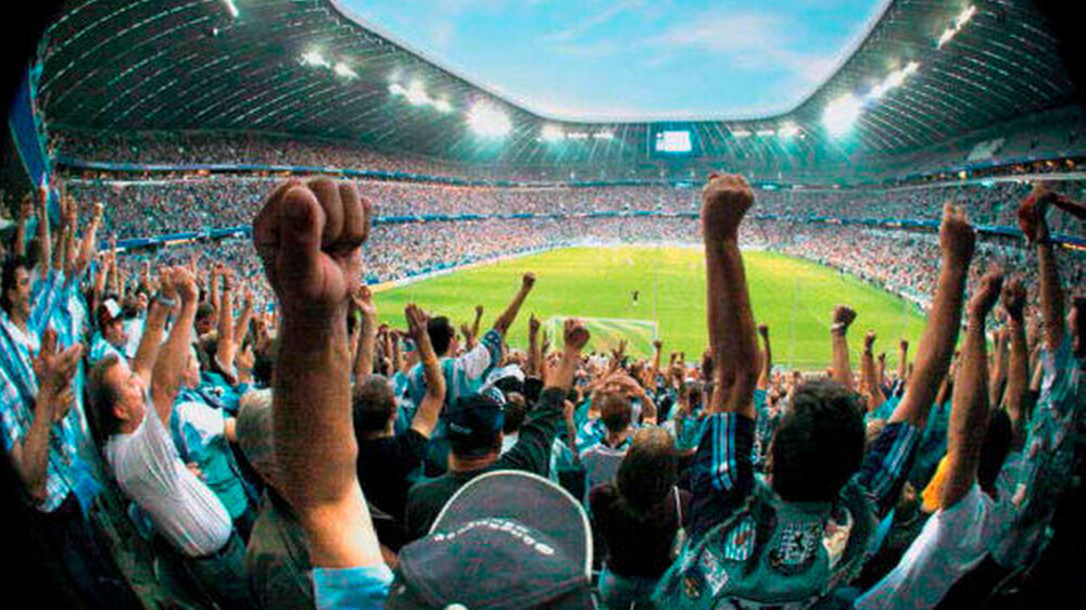 Gerammelt volle Tribünen im Münchner Allianz-Stadion. Was bei den Fans die Stimmung krachen lässt, sorgt bei den Rettungskräften in der Regel für einen harten Arbeitstag.