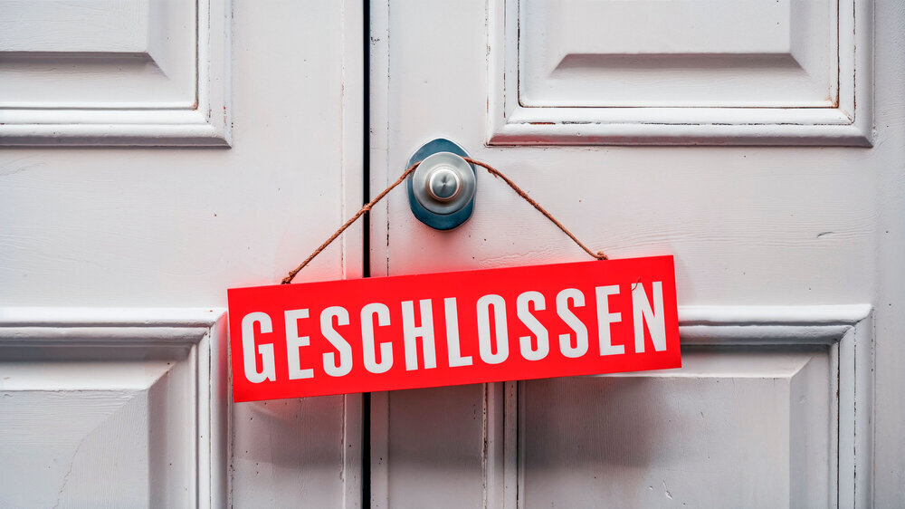 "Geschlossen" Schild an einer weißen Tür