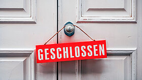 "Geschlossen" Schild an einer weißen Tür