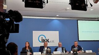 v.l.: Iris Kampf, Pressesprecherin IKK e.V.; Hans Peter Wollseifer, Vorstandsvorsitzender IKK e.V.; Hans-Jürgen Müller, Vorstandsvorsitzender IKK e.V.; Uwe Deh, Vorstandsvorsitzender IKK gesund plus IKK e.V.