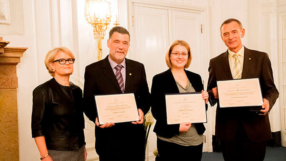 DGZMK-Präsidentin Prof. Dr. Bärbel Kahl-Nieke auf dem Deutschen Zahnärztetag 2015 in Hamburg mit den Geehrten: Admiralarzt a.D. Dr. Wolfgang Barth, Christiane Pink und Prof. Dr. Thomas Hoffmann (v.l.),