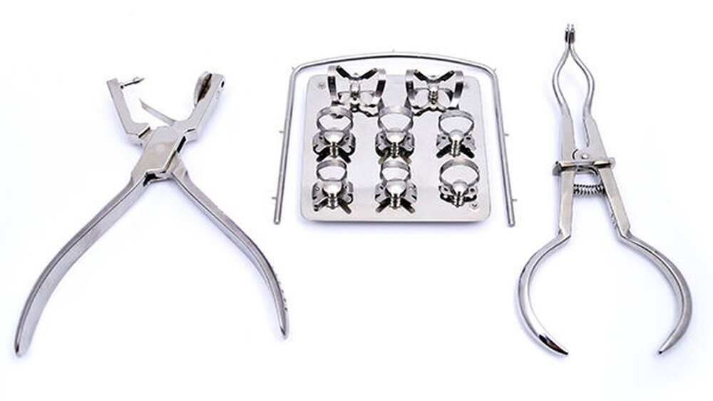 Fixierung 1: Zentral für die Geschichte des Kofferdams ist die Frage der Fixierung des Gummituchs. Etabliert zur intraoralen Fixierung sind etwa diese Klammertypen. |