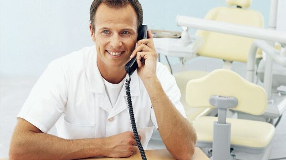 Richtig verbunden, statt schnödem Besetztzeichen: Das ist möglich. Schon beim ersten Telefonat darf der Patient sich sicher sein: Hier ist er willkommen. Ganz gleich, ob das Team alle Hände voll zu tun hat oder eine Atempause einlegt – mit einer gute