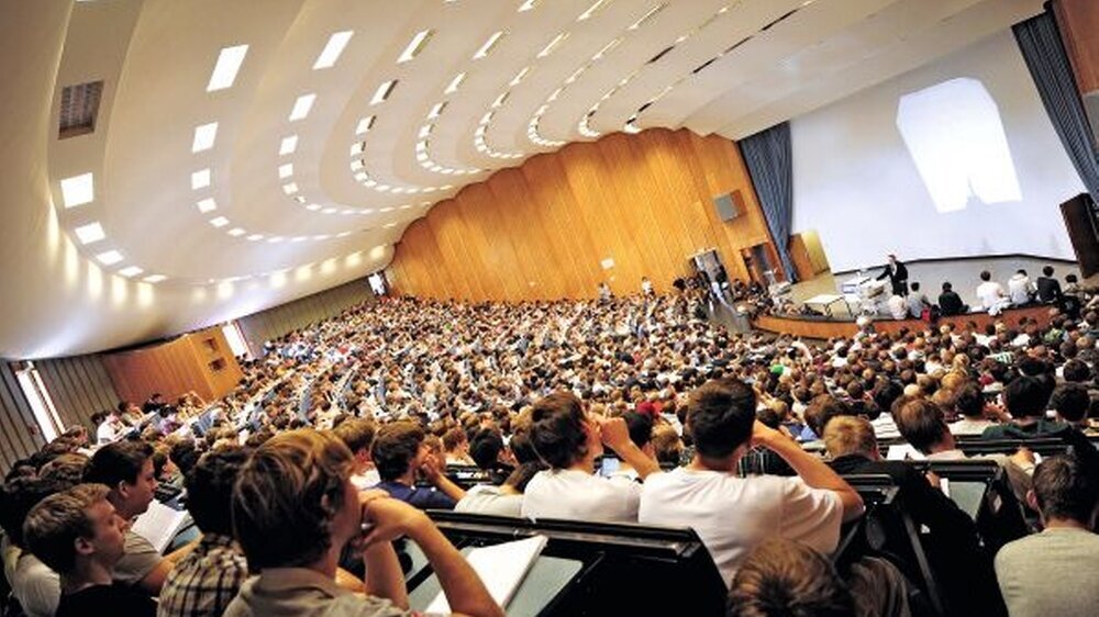 Rankings können Schulabgängern bei der Auswahl ihrer Hochschule nur als grobe Orientierung dienen. Interessierte sollten darum vor Ort überprüfen, wie die Lehrsituation in der Praxis aussieht.