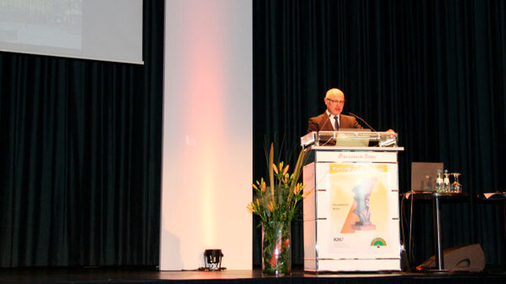 "Effizienzsteigerung und Kostenreduktion gehören nicht mehr nur in den Unternehmen, sondern auch im deutschen Gesundheitswesen seit Jahren zu den obersten Maximen", sagte der Präsident der Zahnärztekammer Nordrhein, Dr. Johannes Szafraniak, in seiner E