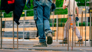 Bauarbeiter auf Großbaustelle