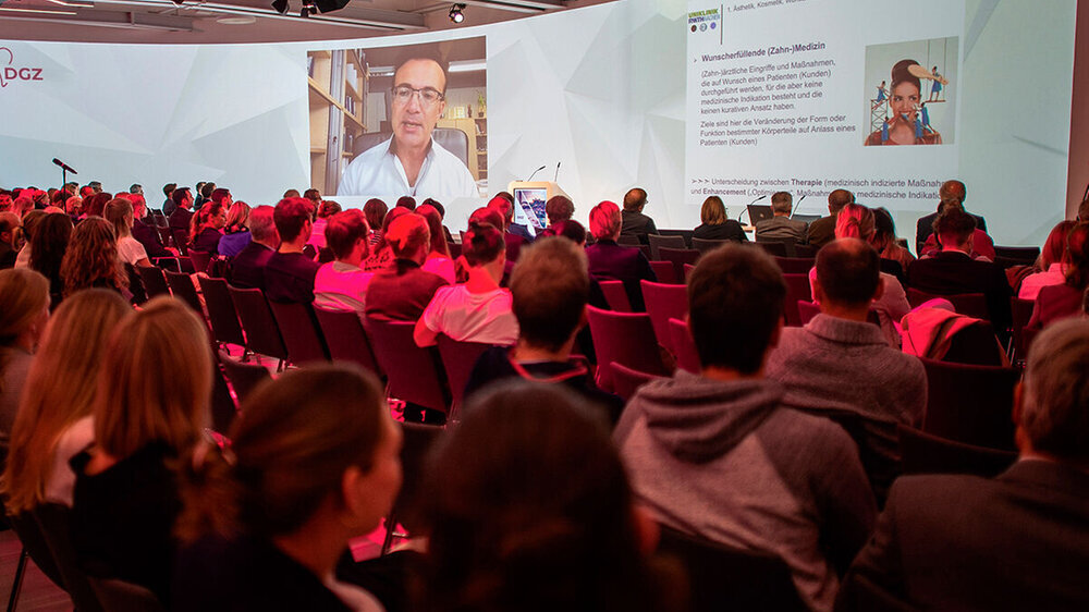 Blick ins Tagungszentrum: Moderne Kompositmaterialien haben das Leistungsspektrum der Zahnmedizin enorm erweitert und ermöglichen substanzschonende und zugleich ästhetisch anspruchsvolle Versorgungen.