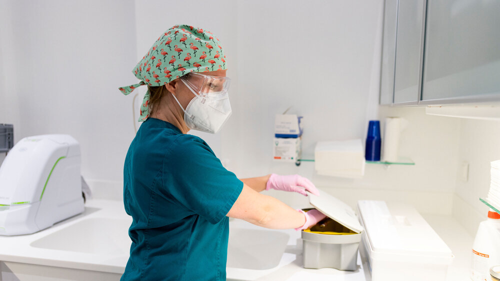 dental assistant with instruments ZFA