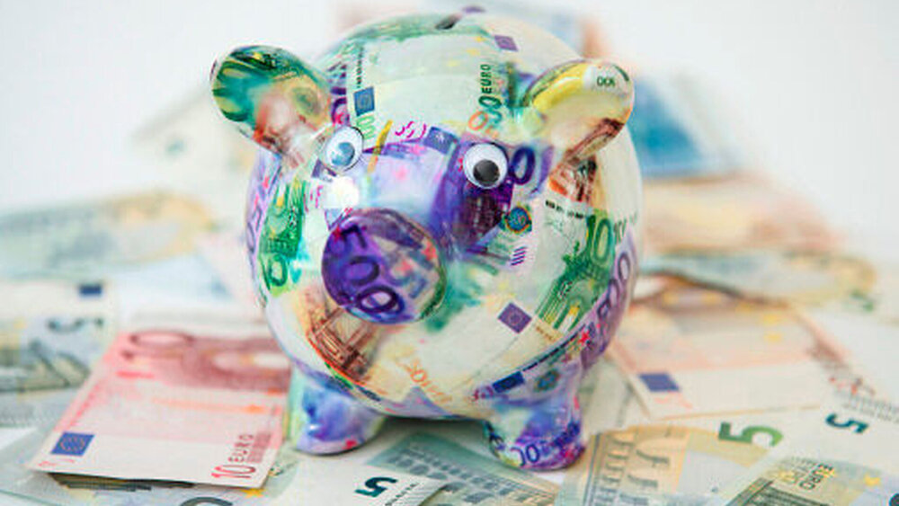 Wer aus Sorge vor den Minizinsen sein Geld lieber ins Sparschwein steckt, dem sei gesagt: Die Kreditaufnahme war selten günstig wie derzeit. |