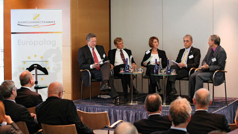 Diskutierten über die Vorteile der dualen Ausbildung in Deutschland (v.l.n.r.): Heino von Meyer, Prof. Dr. Martin Henssler, Moderatorin Petra Spielberg, Dr. Otmar Kloiber und Dr. Detlef Eckert.