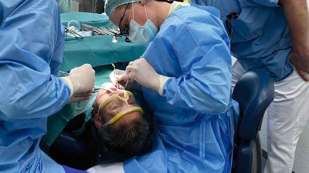 Studierende des Masterstudiengangs „Parodontologie und Implantattherapie“ der DG Paro durften im Rahmen eines praktischen Kurses unter Supervision Implantate am Patienten setzen. Für manche TeilnehmerInnen war es dies erste Implantation.