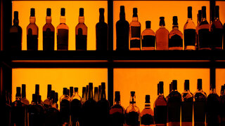 Flaschen in einer Bar