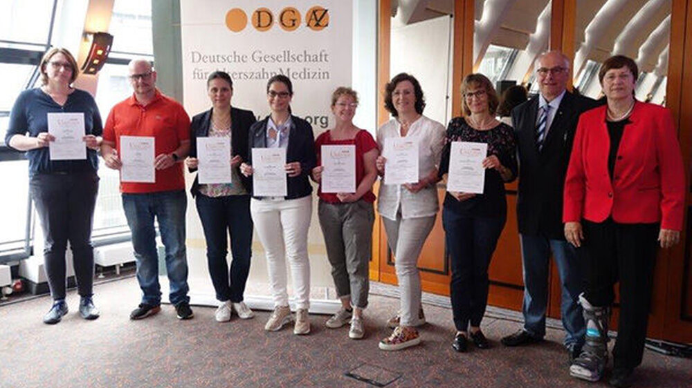 Auf der DGAZ-Mitgliederversammlung wurden acht neue Spezialisten für SeniorenzahnMedizin vom Vorsitzenden der Prüfungskommission und DGAZ-Ehrenmitglied, Dr. Klaus-Peter Wefers, ausgezeichnet: ZÄ Katharina Kops, Dr. med. dent. Katja Giese-Kraft, ZA Vei