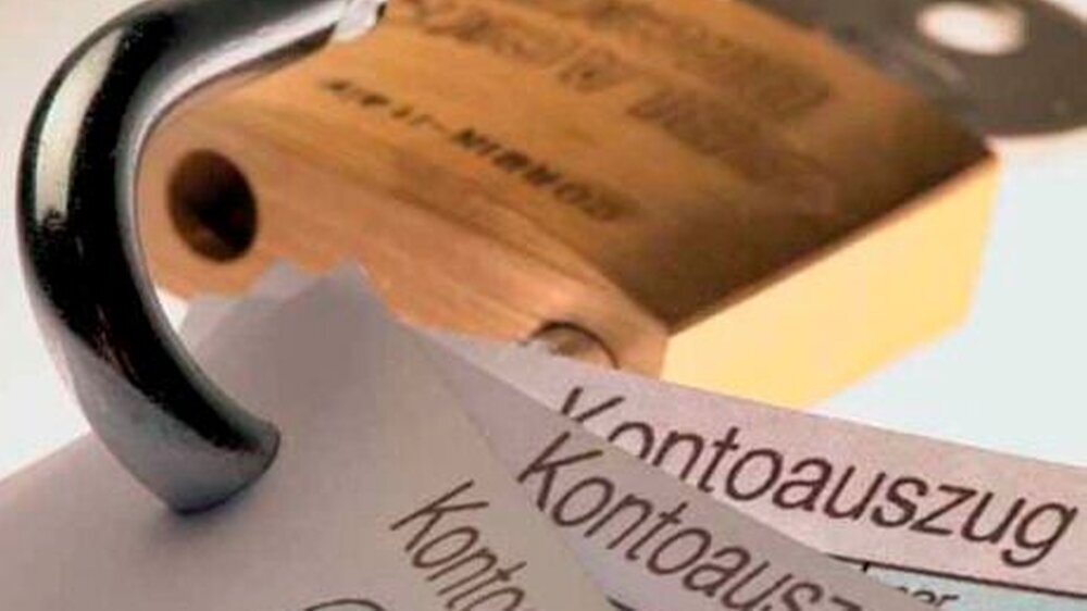 Bei der Bank sind alle Kontodaten sind unter Verschluss? Weit gefehlt! Denn die Allgemeinen Geschäftsbedingungen erlauben so manche Auskunft an Dritte, vom Fiskus mal ganz abgesehen.