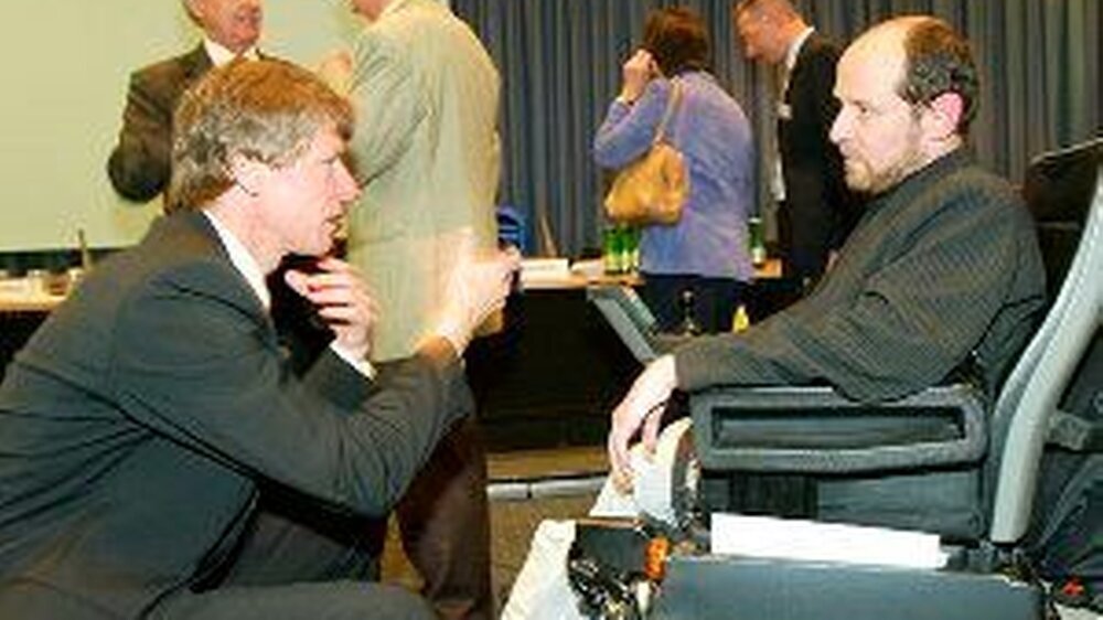 Dr. Dietmar Oesterreich hört sich die Probleme eines behinderten Teinehmers an. Generell kam dieses Symposium zu dem Fazit: Packen wir´s an.