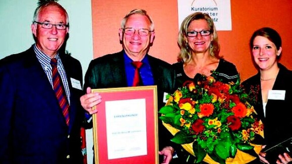 Der ehemalige Vorsitzende Prof. Dr. Klaus Lehmann erhält die Ehrenmitgliedschaft.