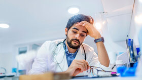 Arzt in seinem Büro