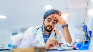 Arzt in seinem Büro