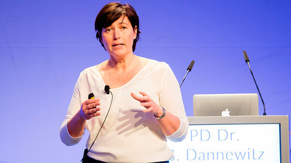 PD Dr. Bettina Dannewitz, Universität Frankfurt/M., referierte über Gingivawucherungen. In der Regel könne durch eine sorgfältige nicht-chirurgische antiinfektiöse Parodontaltherapie eine deutliche Verbesserung und in vielen Fällen eine vollständig