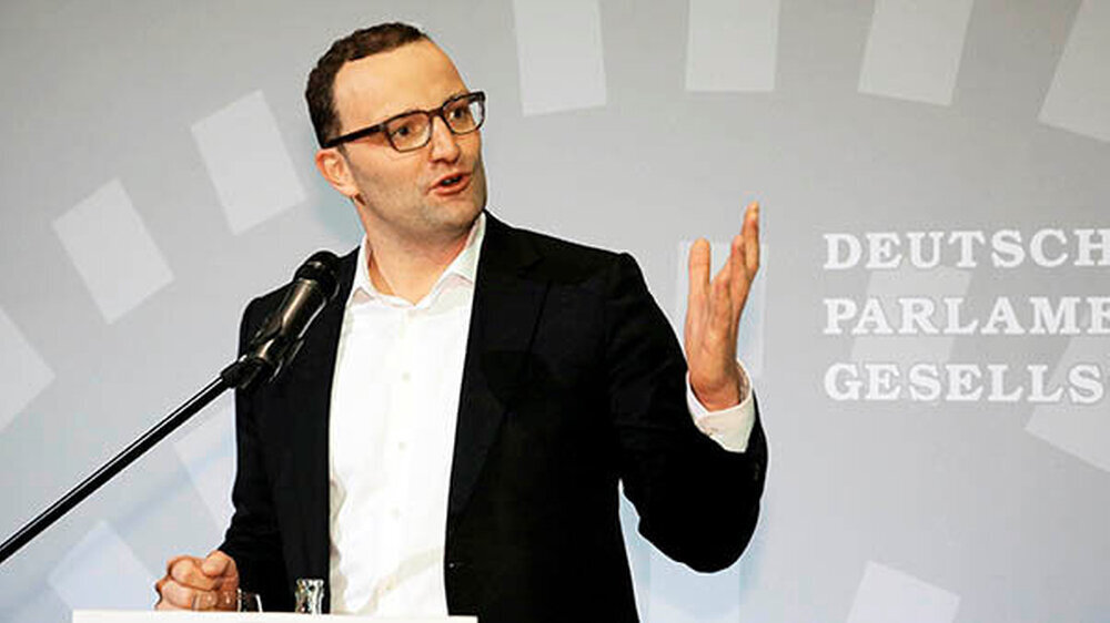 "Bei den Deutschen ist es drin, dass sie regelmäßig zur zahnärztlichen Vorsorge gehen, weil sie wissen, dass sie etwas davon haben: gesunde Zähne und auch finanzielle Vorteile", erläuterte Jens Spahn, gesundheitspolitischer Sprecher der CDU/CSU-Frakt
