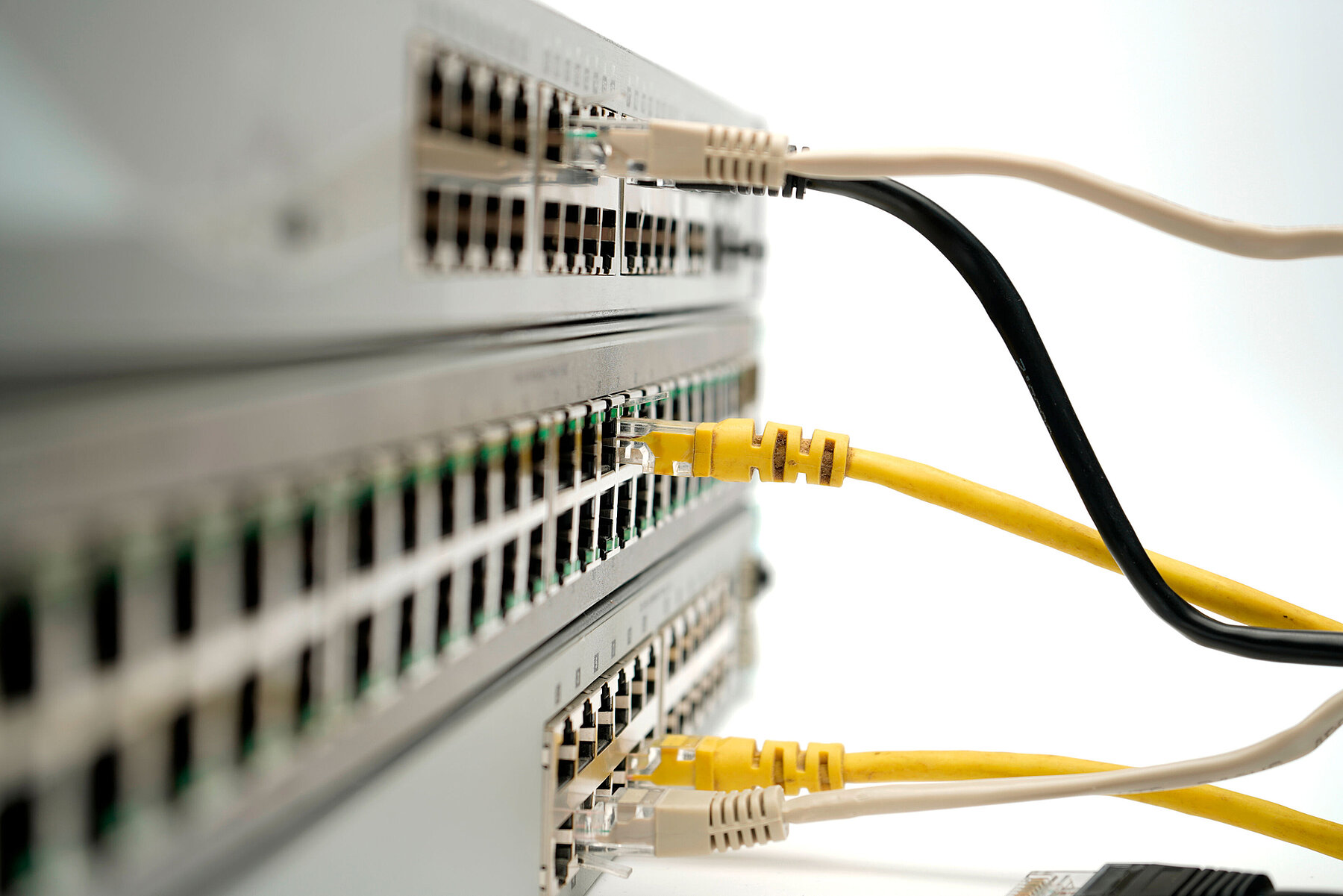 Nahaufnahme verschiedener LAN-Kabel in einem Konnektorgerät. Nahaufnahme verschiedener LAN-Kabel in einem Konnektorgerät.