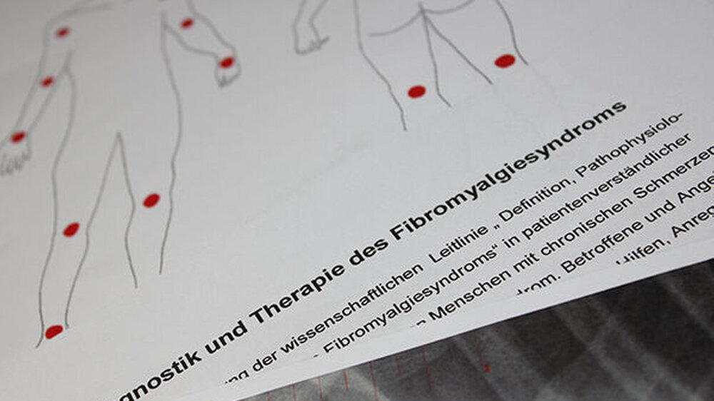 Für die Studie nutzten die Forschenden eine Datenbank, die Gesundheitsinformationen von 99 Prozent der taiwanesischen Bevölkerung umfasst. Per Zufallsprinzip wurden anhand von Diagnoseschlüsseln 196.428 Parodontitis-Patienten ohne Vorgeschichte eines F