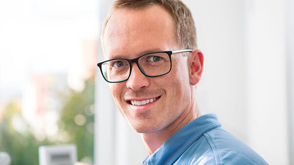 Dr. Cyril Niederquell MSc ist niedergelassener Zahnarzt in Korbach. Bevor der 33-Jährige die Praxis seines Vaters im nordhessischen Heimatort übernahm, war er „visiting doctor“ an der Harvard University in Boston und arbeitete vier Jahre als angestellter Zahnarzt in der Hamburger Innenstadt. |